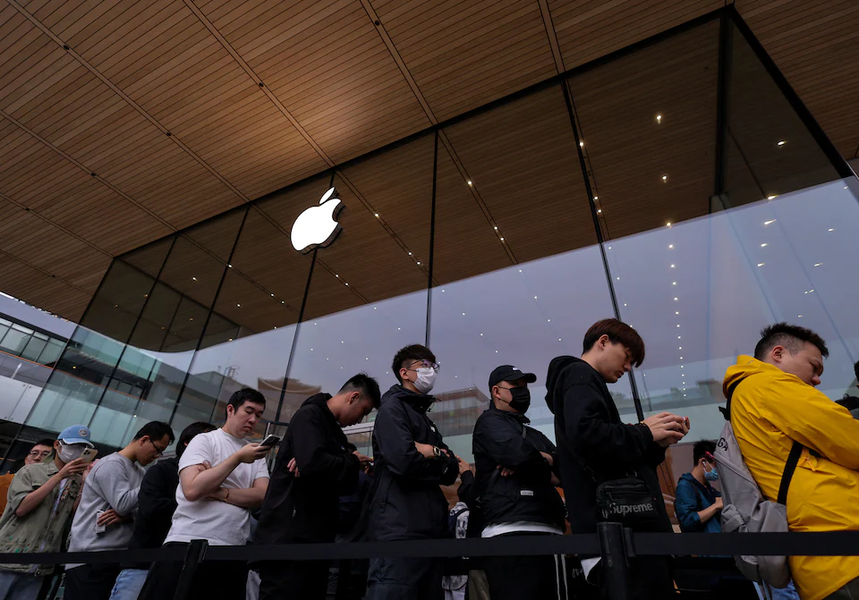 Apple Defies China Smartphone Slump with 23% Sales Surge